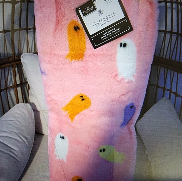 NWT Adorable TikTok Viral Pink Blanket 💗 with colorful 👻 ghost. - Picture 3 of 4